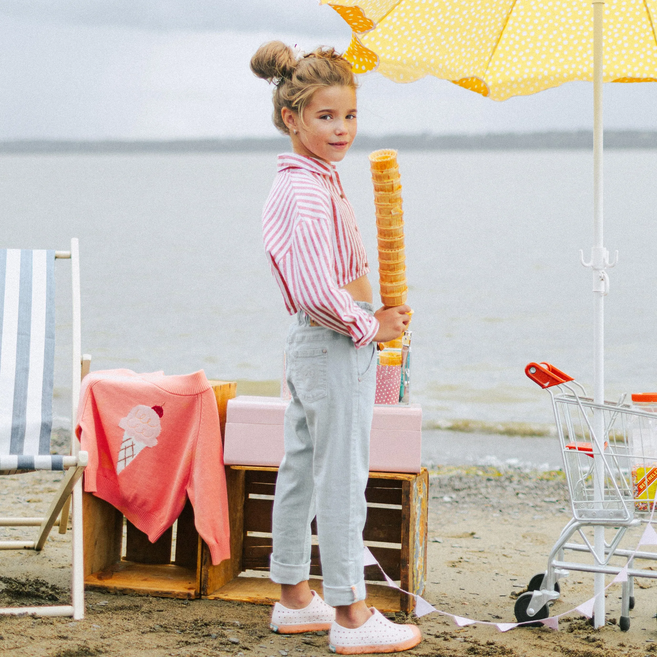 Chemise manches longues de coupe ample rouge et crème à rayures, enfant || Red and white long sleeve striped shirt, child